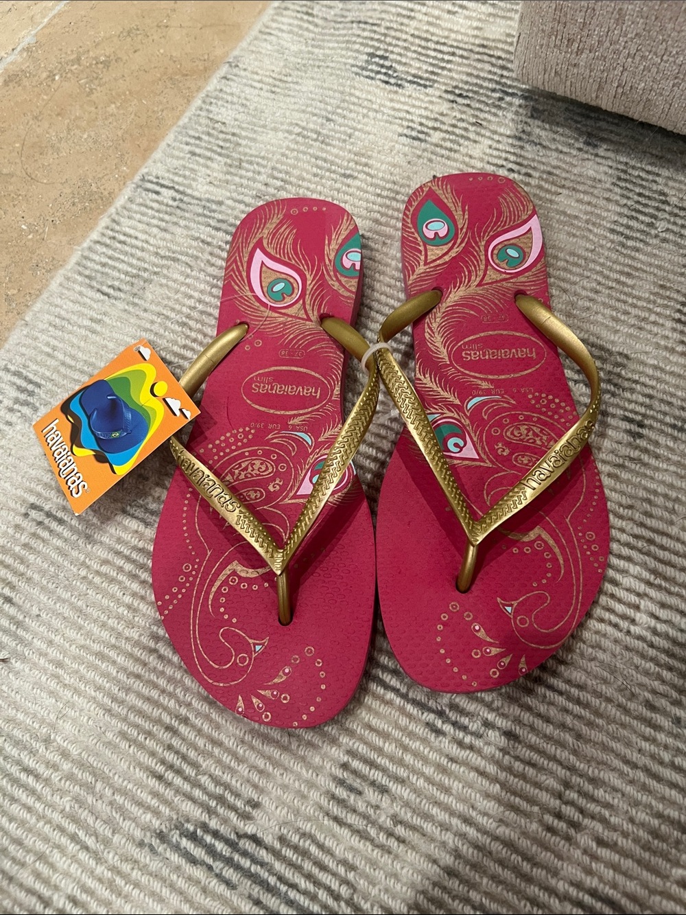 Havaianas Fuchsia Peacock-Print Flip Flops with Gold Straps